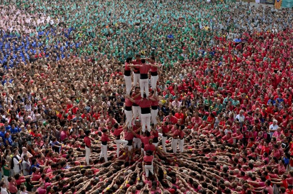 Competencia de torres humanas en Barcelona, España. Miembros de “Colla Vella Xiquets de Valls” empiezan a formar la torre humana, esta competencia se realiza durante los festivales en Cataluña. Al fondo se observa a el resto de equipos participantes. (Foto: Josep Lago/AFP)