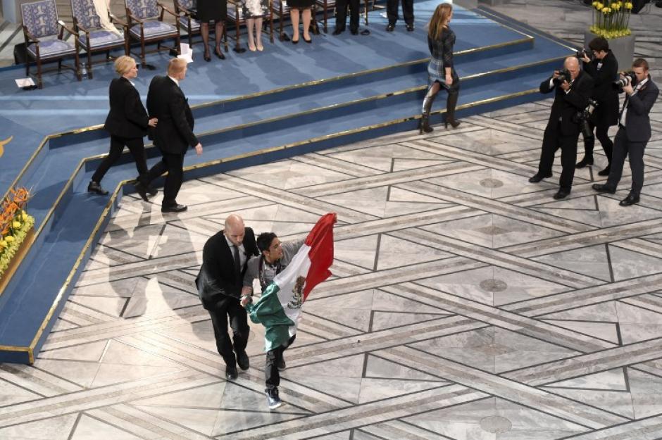 Un joven irrumpio a la gala y mostro una bandera Mexicana, fue retirado por la seguridad. (Foto: AFP)