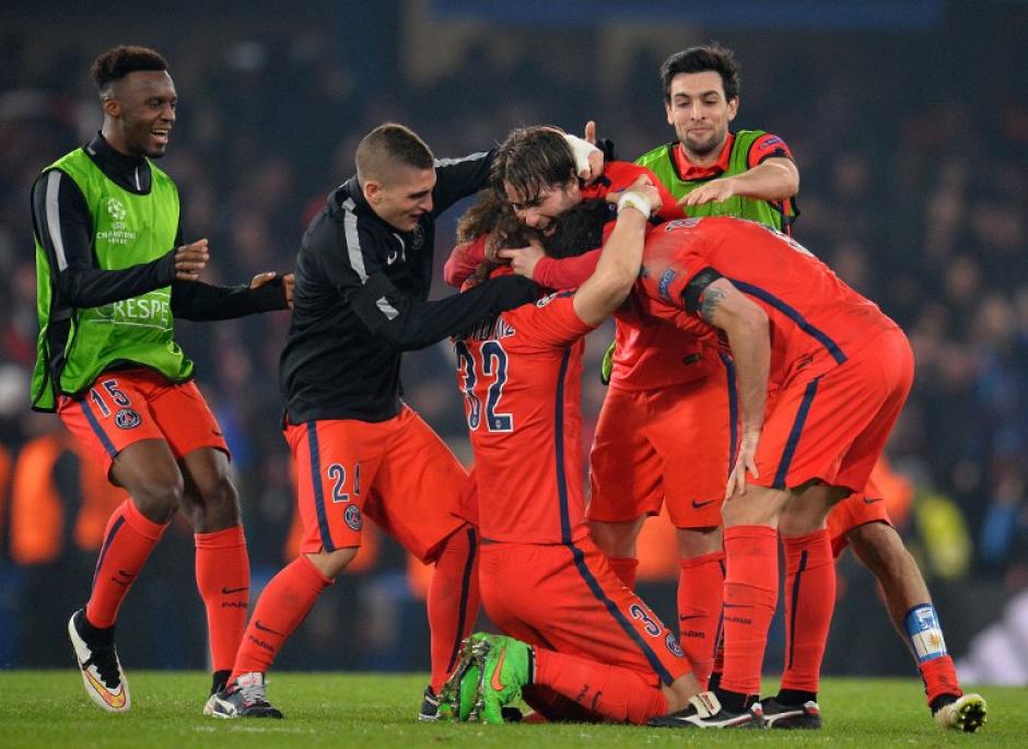 Los jugadores del PSG celebran tras dejar en el camino al Chelsea en los octavos de final de la UEFA Champions League. (Foto: AFP)