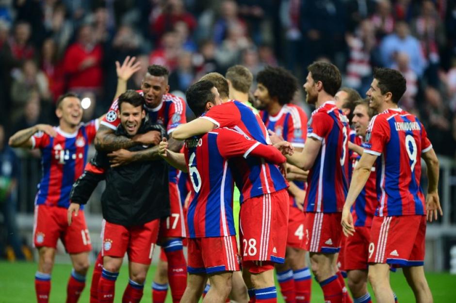 Los jugadores celebraron al final del juego y de la serie, tras remontar un 3-1 en contra en el juego de ida y terminar con un marcador global de 7-4 a favor ante el Porto. (Foto: AFP)