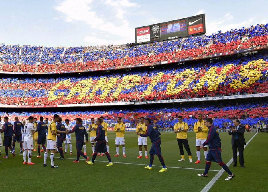El Deportivo le hizo un "pasillo" al Barcelona para reconocerlo como Campeón de la Liga Española. (Foto: AFP)