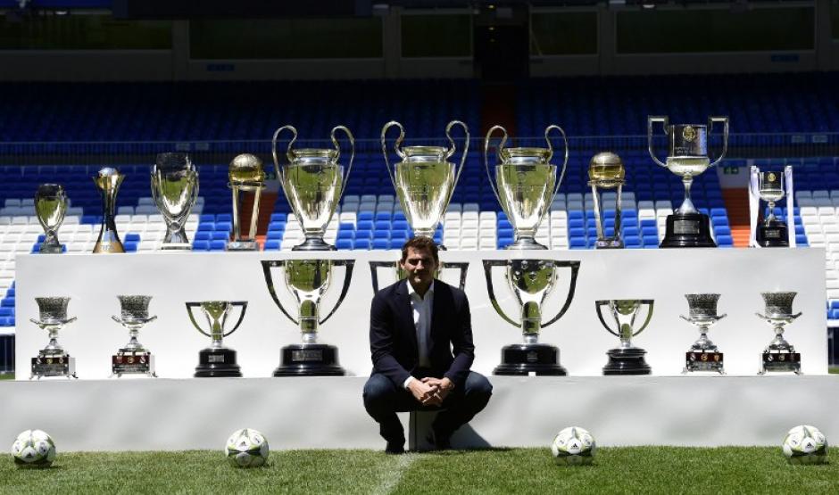 Casillas posó junto a los títulos que consiguió siendo el arquero del Real Madrid durante 25 años. (Foto: AFP)
