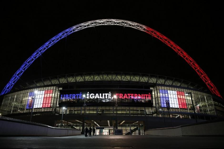 El estadio Wembley está iluminado con los colores de la bandera de Francia. (Foto: AFP)