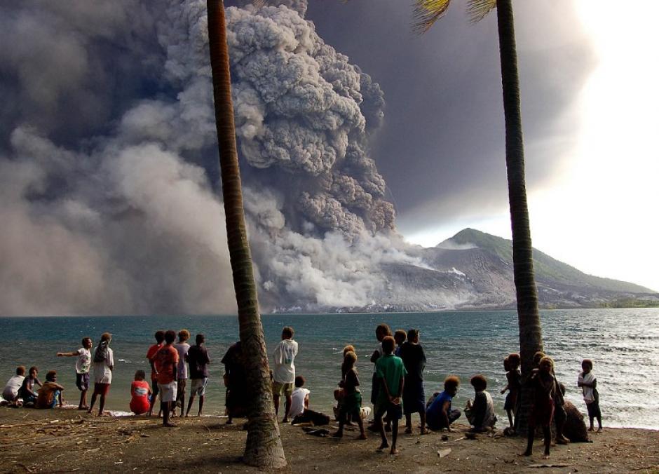 Los habitantes de las islas aledañas se detienen a ver la erupción del Tavurvur en Papúa Guinea. &nbsp;(Foto: AFP)