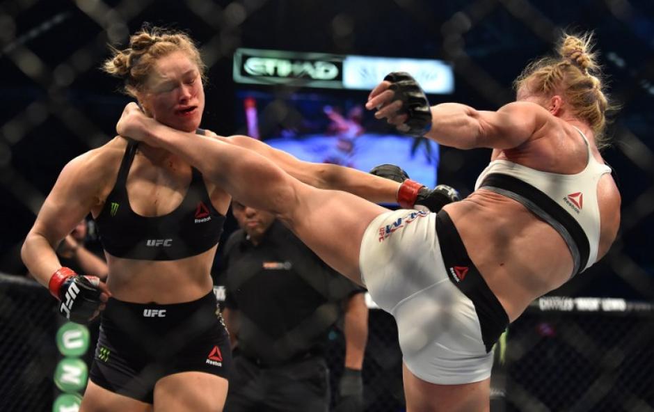 Holly Holm se consagra como la nueva reina de la UFC al derrotar a Ronda Rousey en el segundo round. (Foto: AFP)