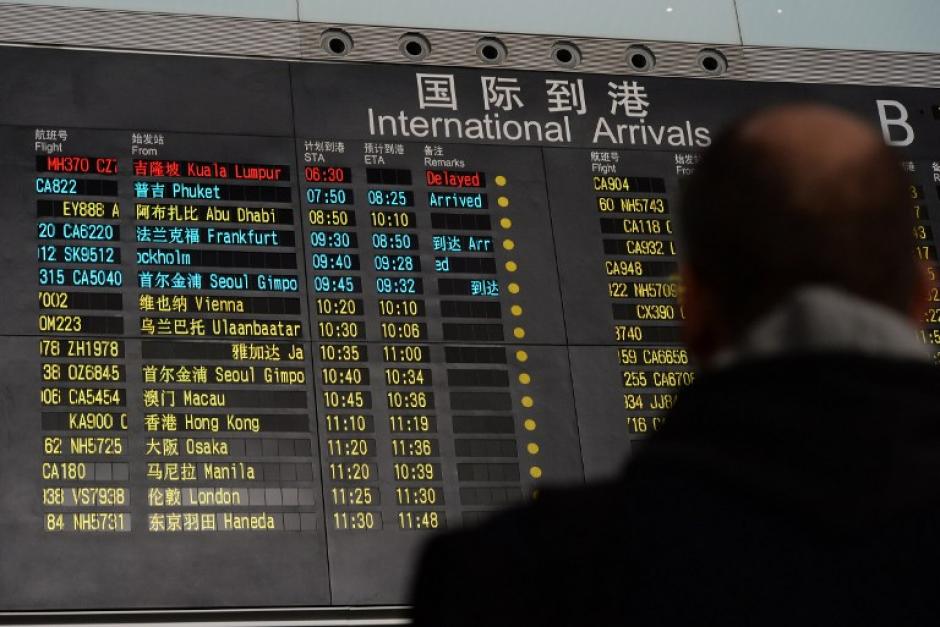 Angustia e incertidumbre viven familiares de los 239 pasajeros del avión 777 que se encuentra perdido y que podría haber caído al mar. (Foto: AFP)