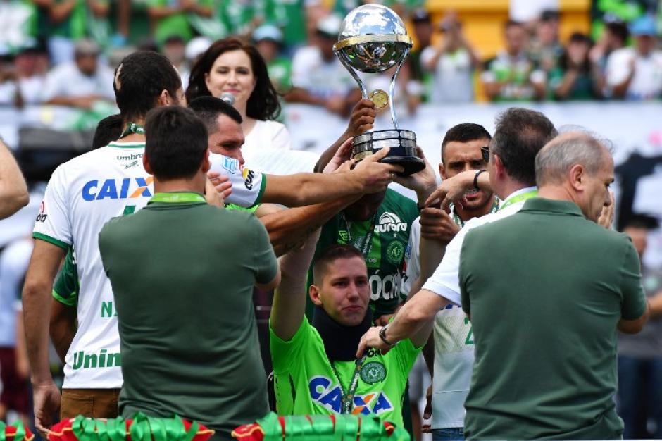 Los tres sobrevivientes de Chapecoense alzaron la Copa Sudamericana 2016. (Foto: AFP)