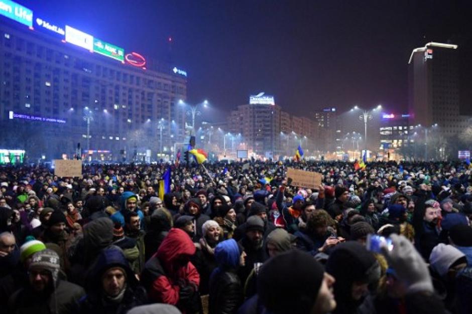 Un decreto tachado como a favor de la corrupción provocó una serie de manifestaciones en Rumania. (Foto: AFP)