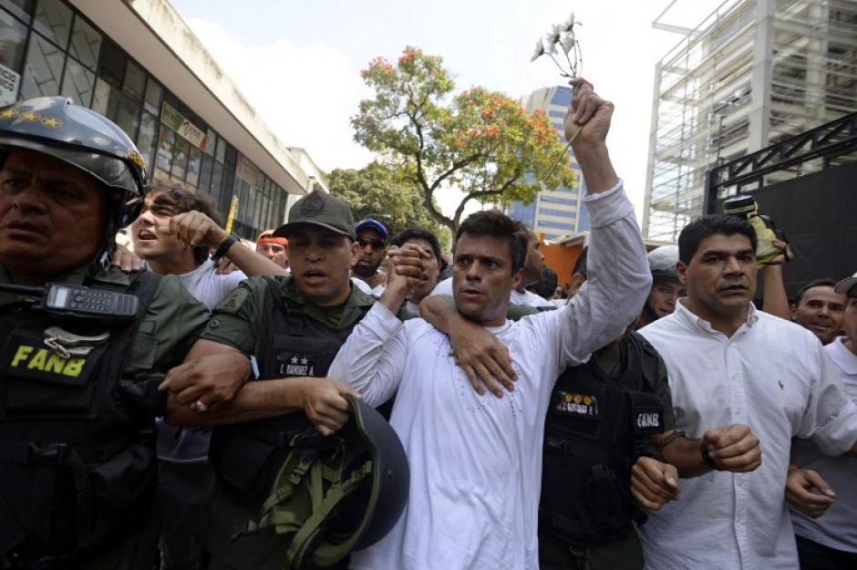 Un tribunal de Caracas dictó orden de captura contra López el pasado miércoles acusándole de múltiples cargos, entre ellos, homicidio y terrorismo, tras los incidentes que desembocaron en tres muertos y decenas de heridos al final de una manifestación estudiantil y opositora. Foto AFP