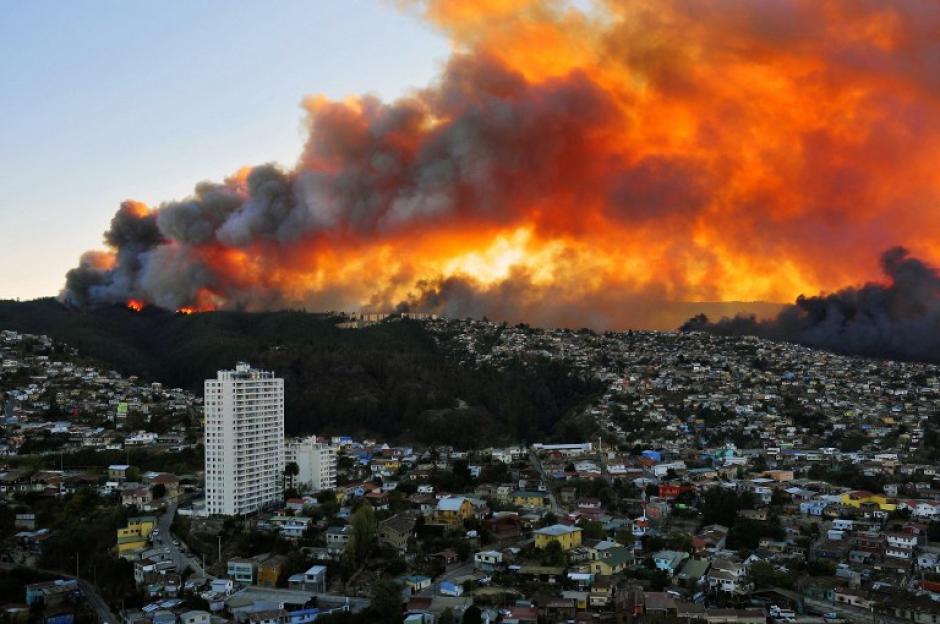 Un devastador incendio forestal afecta desde el sábado al puerto de Valparaíso. El fuego comenzó en horas de la tarde en una zona conocida como camino La Pólvora. (Foto: EFE)