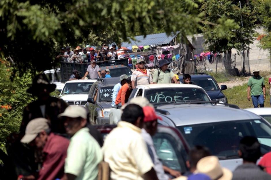 Milicianos de la Unión de Pueblos y Organizaciones de la región de Guerrero (UPOEG), uno de los primeros grupos de autodefensa levantados a principios de 2013 para hacer frente al narcotráfico, emprendió su propia búsqueda. (Foto: AFP)