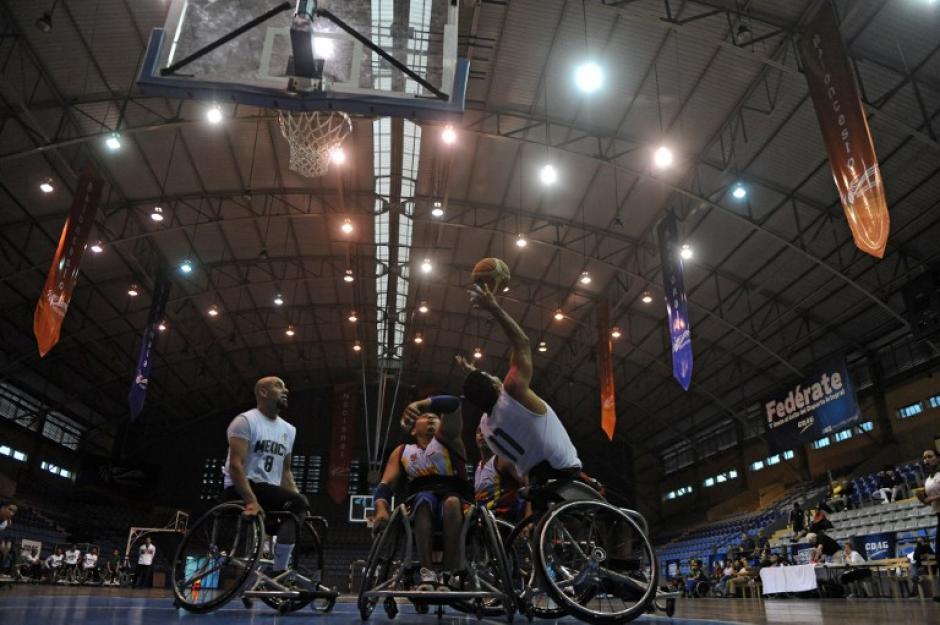 Saúl García pelea un balón con Giovanny González durante el juego entre México y Venezuela. (Foto: Johan Ordóñez/AFP)&nbsp;