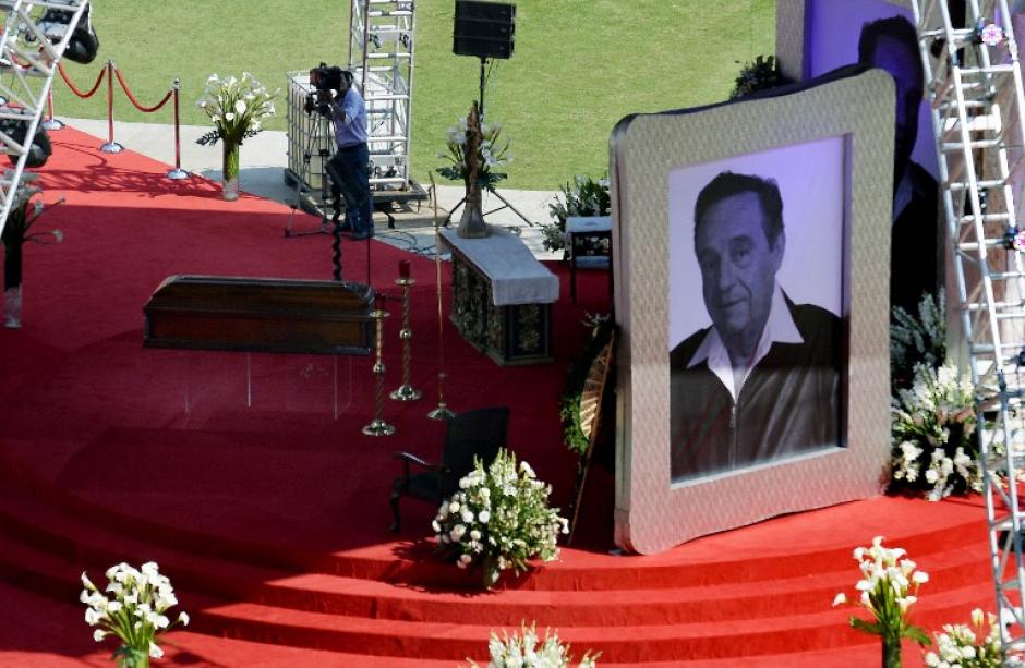 Un video donde se ve la supuesta silueta de Chespirito en su funeral recorre las redes. (Foto: AFP)