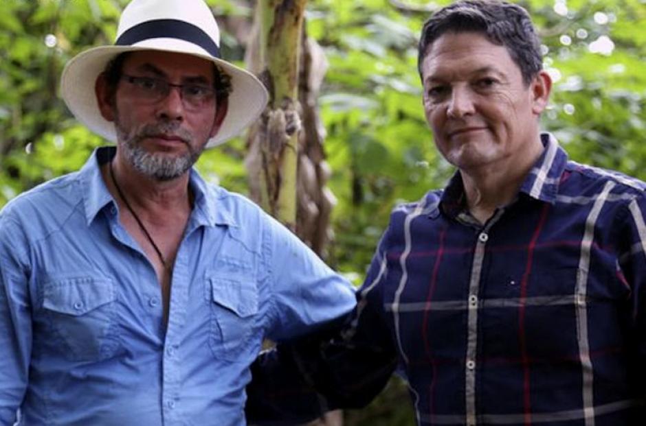 Pastor Alape (I), comandante de las FARC, muestra al general Rubén Alzate, quien había sido secuestrado y posteriormente liberado, lo cual interrumpió el diálogo de paz. (Foto: FARC-EP, AFP)