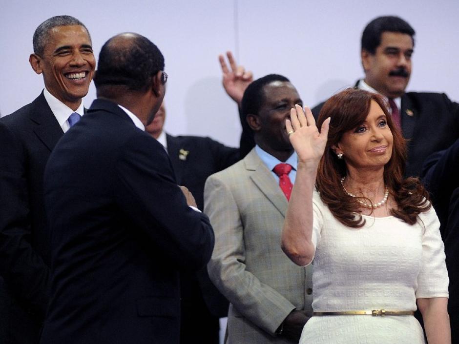 El presidente Barack Obama y Nicolás Maduro (los dos en la parte de atrás) sostuvieron un encuentro informal en la VII Cumbre de las Américas. (Foto: AFP)&nbsp;