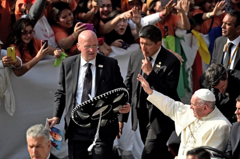 El papa Francisco en Morelos, México, mostró su molestia cuando casi lo hacen caer por los jalones. (Foto: AFP)&nbsp;
