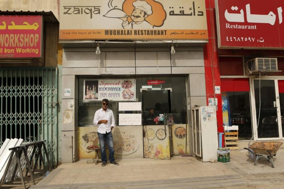 Shadab Khan, uno de los propietarios del restaurante ZAIQA, se para frente su restaurante en los suburbios de Qatar. (Foto: AFP / Al-Watan DOHA / KARIM JAAFAR)