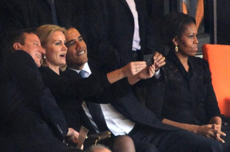 Barack Obama, el primer ministro británico, David Cameron, posan en una "selfie" para la primer ministra de Dinamarca Helle Thorning Schmidt, durante el funeral de Nelson Mandela. (Roberto Schmidt/AFP)&nbsp;