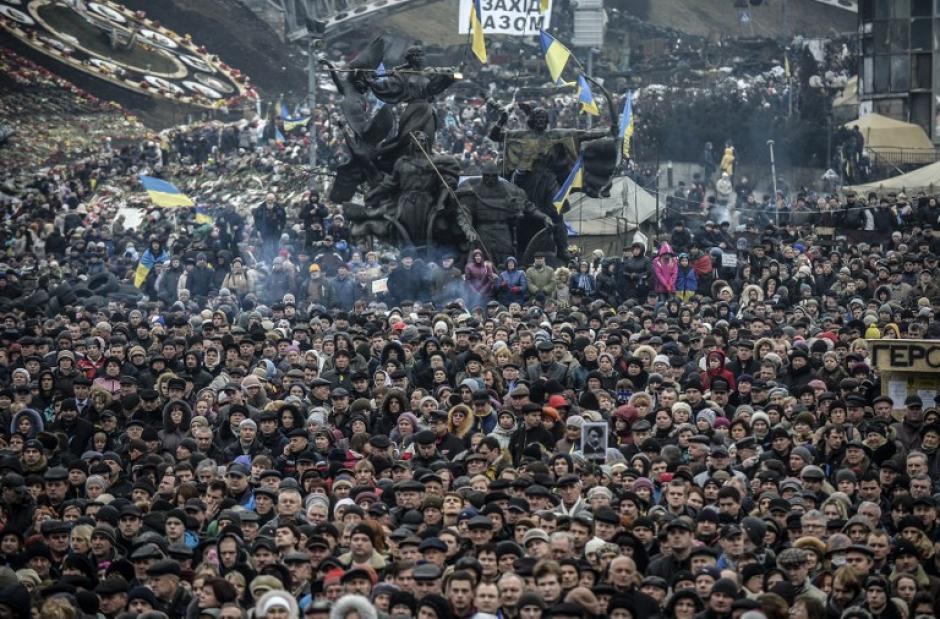 Ciudadanos de Ucrania se manifestarion en la Plaza de la Independencia de Kiev para exigir que el presidente de Rusia, Vladimir Putil, retirara a los militares que están invadiendo el país. (Foto: AFP)