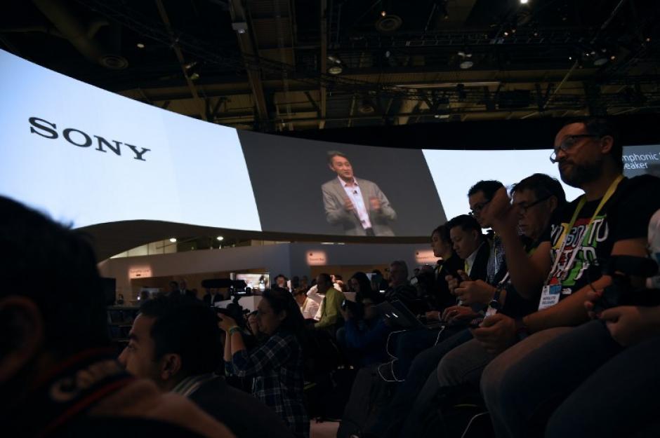 Presidente y CEO de Sony, Kazuo Hirai, habla en la conferencia de prensa de la empresa en el 2015 Consumer Electronics Show en Las Vegas, Nevada. (Foto: AFP/Robyn Beck)