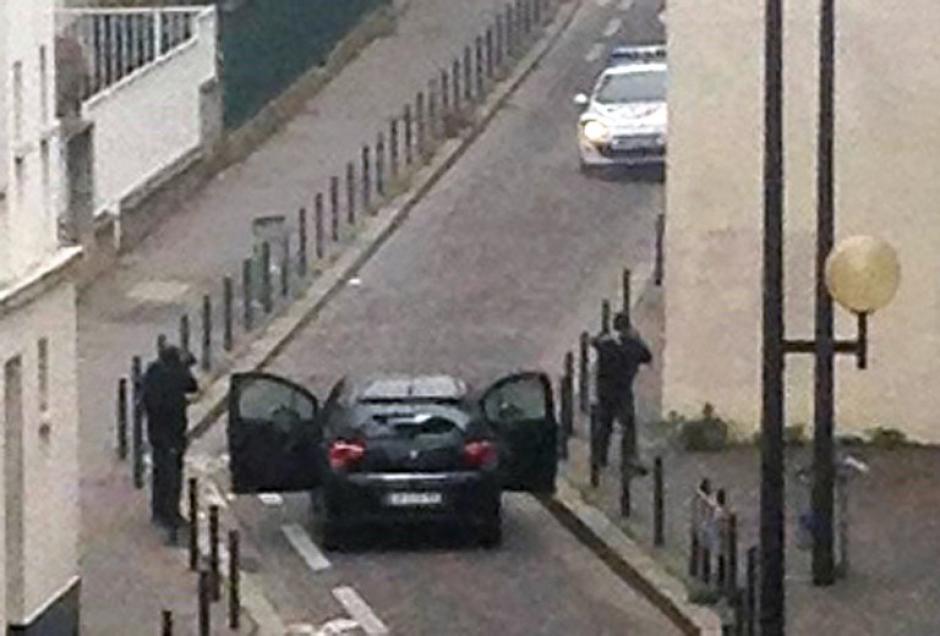 Terroristas se enfrentan a balazos con agentes de la policía francesa a inmediaciones del periódico Charlie Hebdo, en París. (Foto: AFP)
