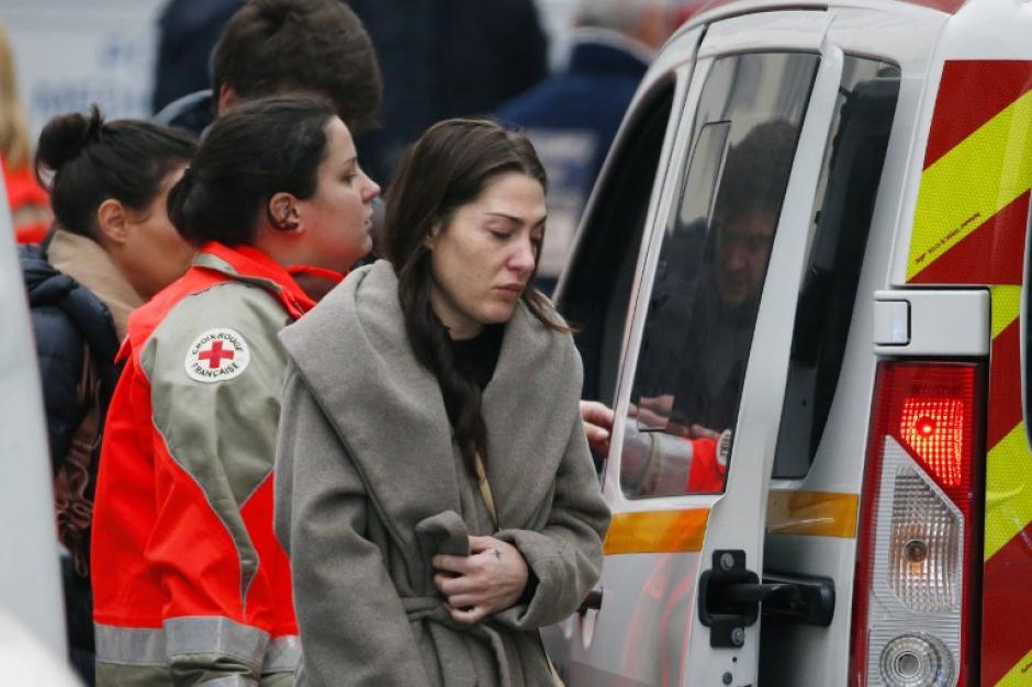 Esta mujer llora luego de ser atendida por los paramédicos al salir de la oficina de "Charlie Hebdo" que fue blanco de un ataque. (Foto: AFP)