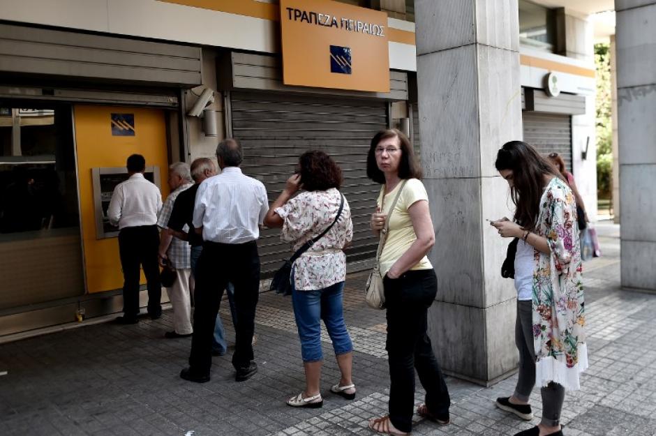 Varias personas en Grecia han decidido asistir a los cajeros automáticos para tratar de obtener dinero luego del cierre de seis bancos en esa nación. (Foto: AFP)