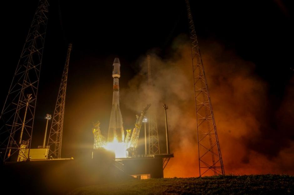 Una foto facilitada por la Agencia Espacial Europea muestra del despegue del cohete Soyuz llevando satélites Galileo 9-10, desde el Puerto Espacial Europeo en la Guayana Francesa, el 11 de septiembre de 2015. (Foto: EFE)