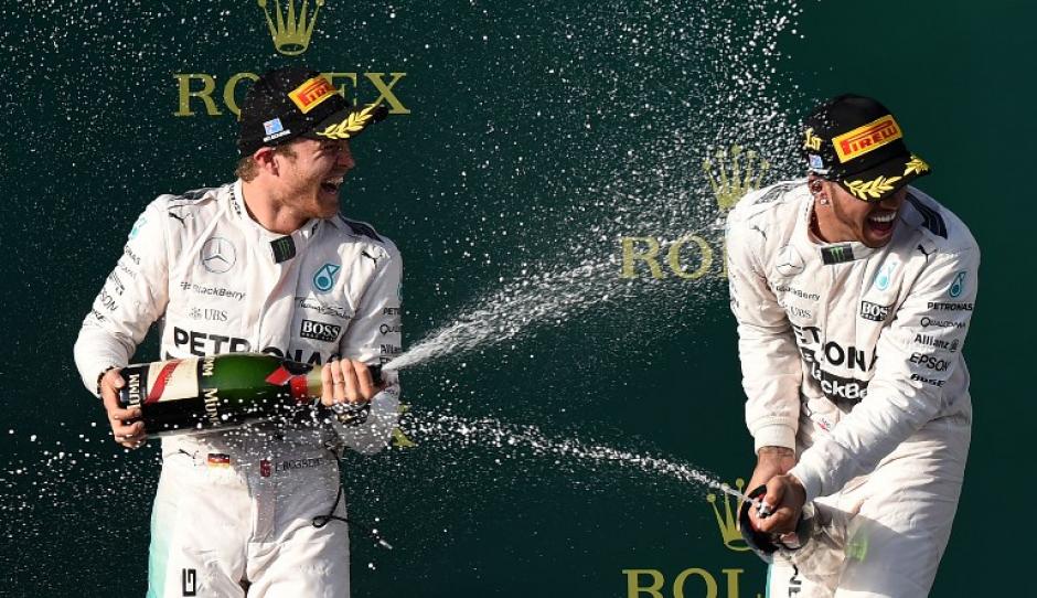 Rosberg (i) y Hamilton (d) celebran luego de que Lewis ganara el GP de Australia. (Foto: AFP)