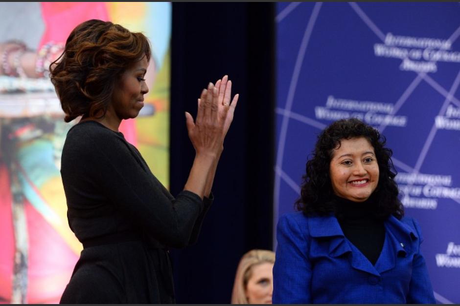 En marzo la jueza Yassmín Barrios fue reconocida por el gobierno estadounidense por su trabajo en el juicio por genocidio. La fotografía al momento que Michelle Obama, primera dama de Estados Unidos, le entregara el premio. &nbsp;(Foto: AFP)