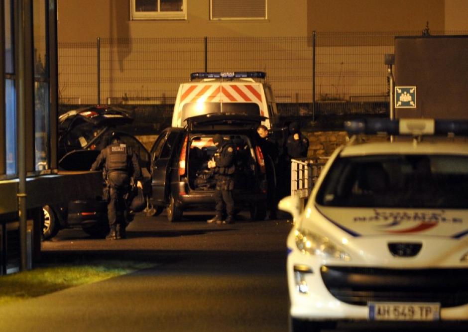 Uno de los tres sospechosos de haber participado en la masacre, en la que murieron doce personas, se ha entregado a la policía de Charleville-Mézières, junto a la frontera con Bélgica. (Foto: AFP)&nbsp;