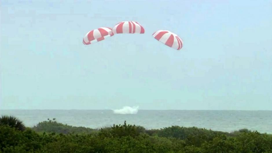 La NASA muestra la nave espacial SpaceX Dragón en un aterrizaje en el océano después de la primera prueba de vuelo frente a Cabo Cañaveral. (Foto: AFP)&nbsp;