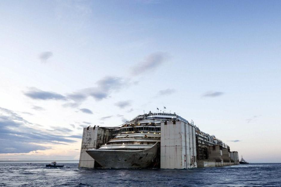 El inmenso crucero fue remolcado hacia el puerto de Génova, en Italia, en donde comenzará la ardua tarea de desmantelarlo (Foto: AFP)