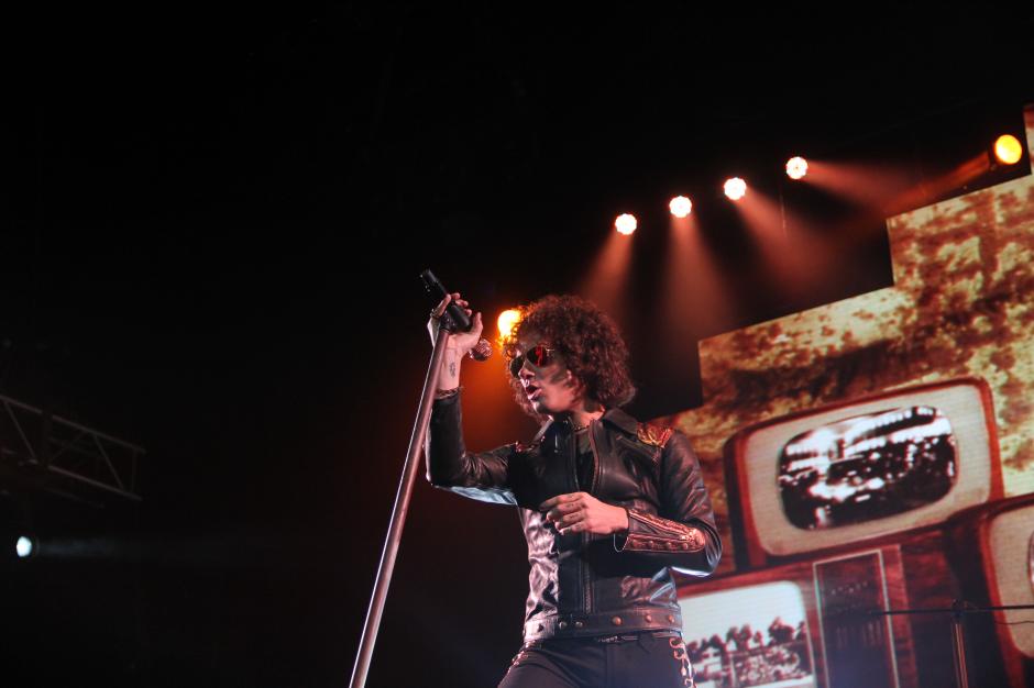 Enrique Bunbury deleitó a los miles de guatemaltecos que corearon las canciones del cantautor español en una noche repleta de videos de conciencia social en la Gran Sala Efraín Recinos del Teatro Nacional (Foto: Alexis Batres/Soy502)