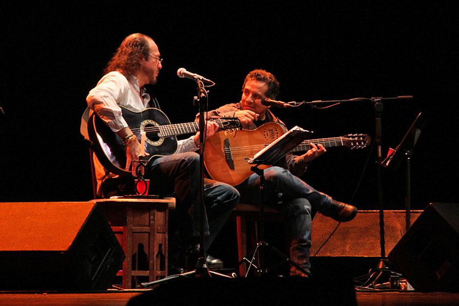 Fernando Delgadillo y Alejandro Filio brindaron una velada inolvidable este miércoles en el Teatro Nacional en donde dedicaron varias canciones a Santiago Feliú, cantautor cubano fallecido ayer (Foto: Alexis Batres/Soy502)