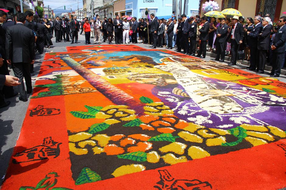 Una impresionante alfombra ubicada en la 3ra calle, entre 11 y 12 avenida de la zona 1, acaparó la atención de los devotos este Martes Santo. (Foto: Alexis Batres/Soy502)