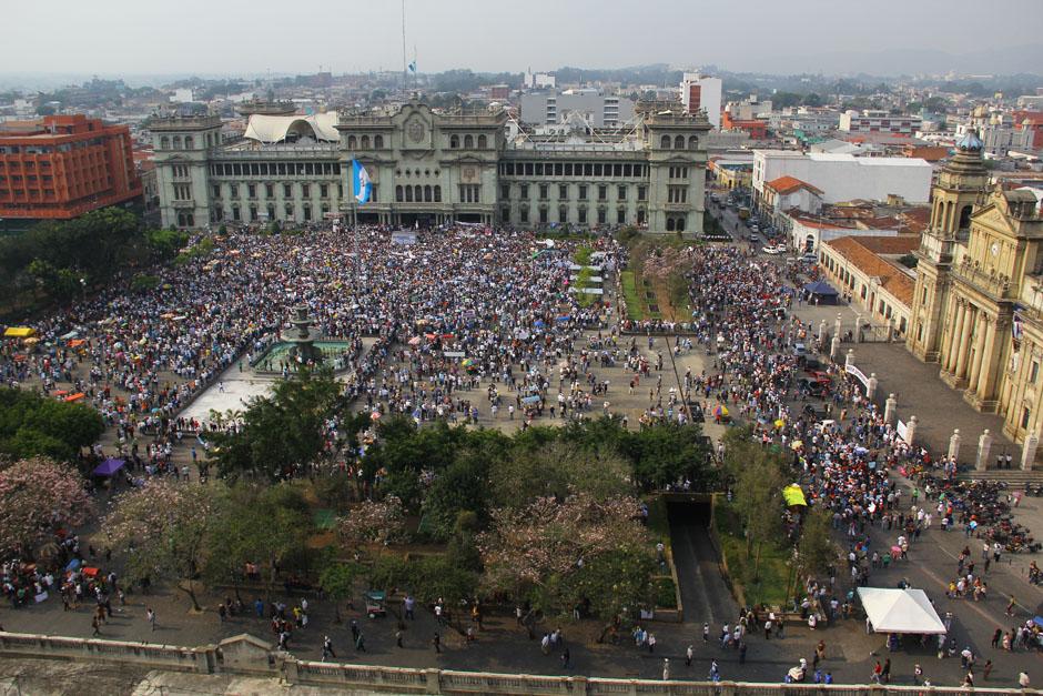 Miles de guatemaltecos inundaron el parque central, punto de encuentro de la marcha pacífica contra la corrupción. (Foto: Alexis Batres/Soy502)