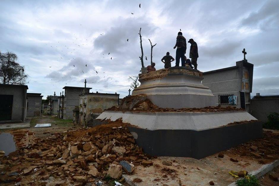 Luego de dos meses de búsqueda y estudios, finalmente fueron encontrados los restos del presidente de Guatemala, Miguel García Granados, mismos que fueron exhumados este viernes. (Foto: Wilder López/Soy502)