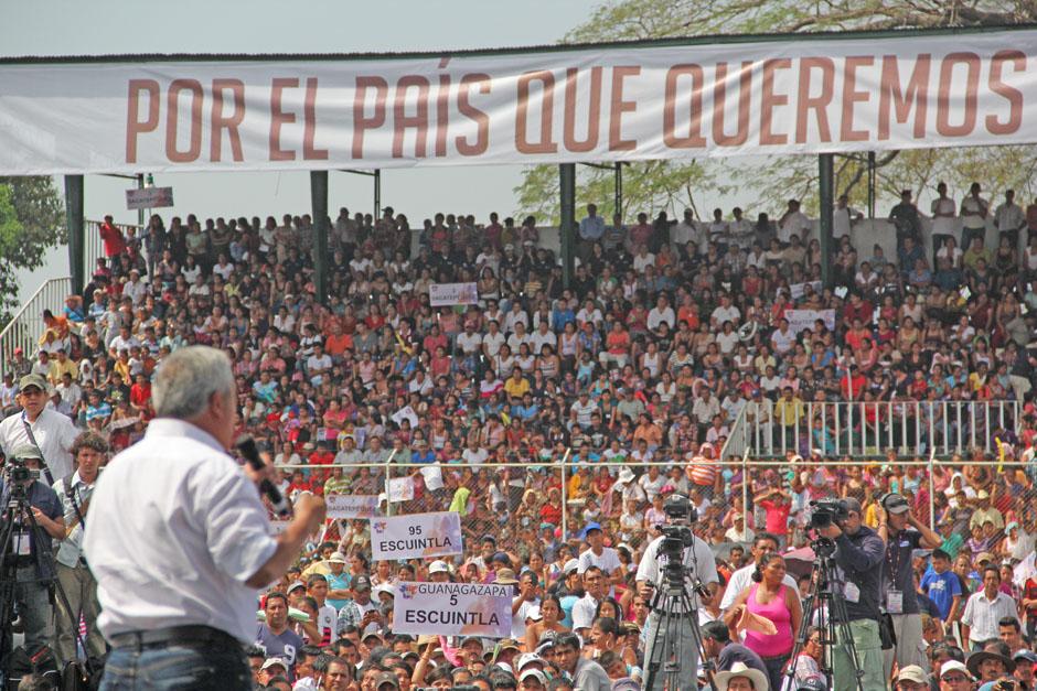 El presidente Otto Pérez presentó su Segundo Informe de Gobierno frente a miles de guatemaltecos que llegaron en buses marcados con el logo que utiliza el Gobierno para presentar su Informe. (Foto: Alexis Batres/Soy502)