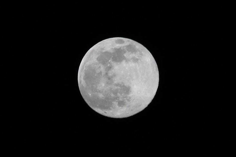 Los guatemaltecos podrán observar este sábado una Super Luna, en donde se podrá ver al satélite en su punto más cercano a la Tierra (Foto: Alexis Batres/Soy502)