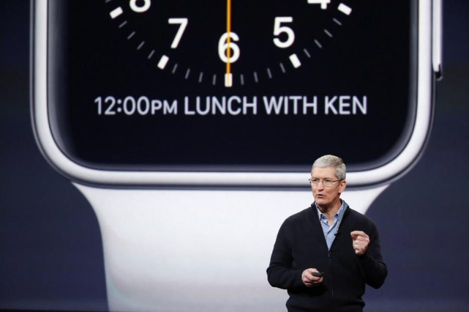 Tim Cook, CEO de Apple, presentó este lunes el nuevo miembro de la familia: el Apple Watch, el cual tendrá las mismas funciones que posee un iPhone. (Foto: AFP)