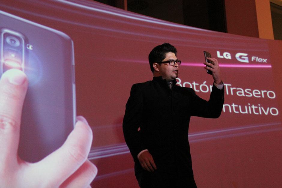 Julio Osorio, especialista en productos de LG Guatemala, durante la presentación del teléfono LG Flex en el país. (Foto: Alexis Batres/Soy502)