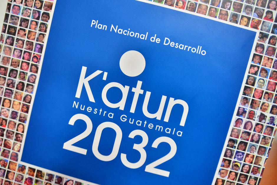 La Segeplan distribuyó este miércoles un lujoso libro que contiene el Plan Nacional de Desarrollo K´atun 2032, impreso en papel cuché, a doble carta, por el cual desembolsó 425 mil quetzales, pero con un detalle controversial: utiliza en la portada fotos extraídas de cuentas de Facebook personales y, de paso, un par de Wikipedia y hasta "memes". (Foto: Wilder López/Soy502)