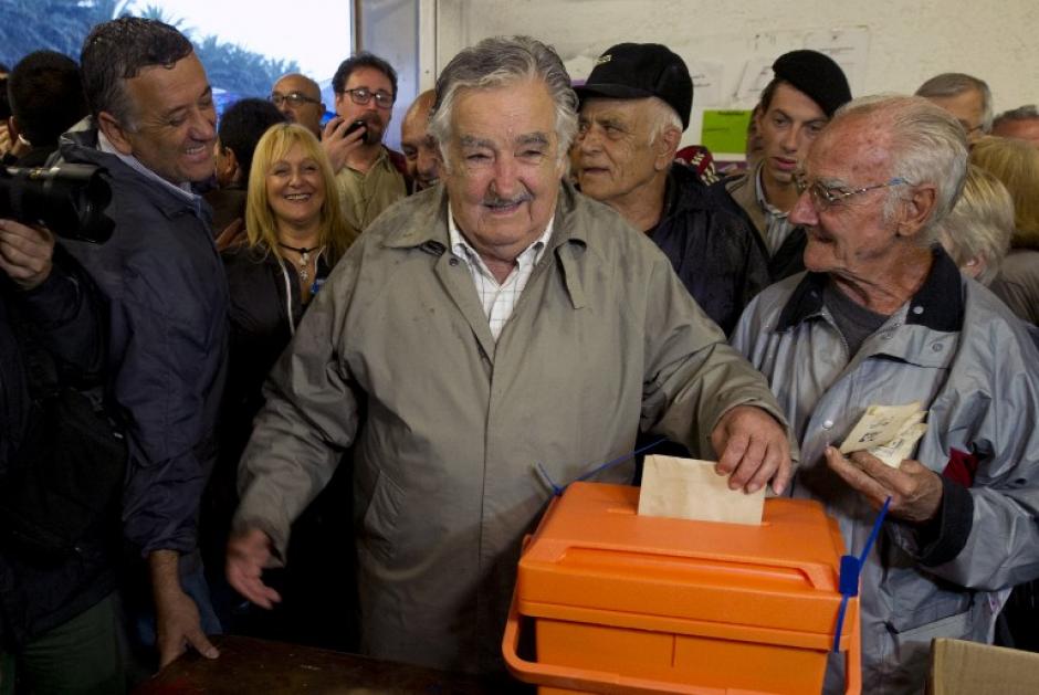 José Mujica, actual presidente de Uruguay, votó desde muy temprano en la segunda vuelta electoral donde se elegirá a su sucesor. (Foto: AFP)