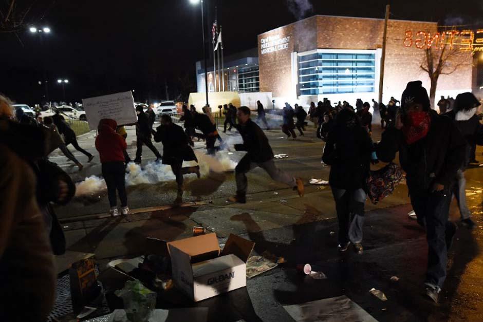 Tras conocerse el fallo que dejó libre al oficial que dio muerte al joven negro Michael Brown, se desató el caos en Ferguson, Estados Unidos. La Guardia Nacional lanza gases lacrimógenos para replegar a los manifestantes. (Foto: AFP)