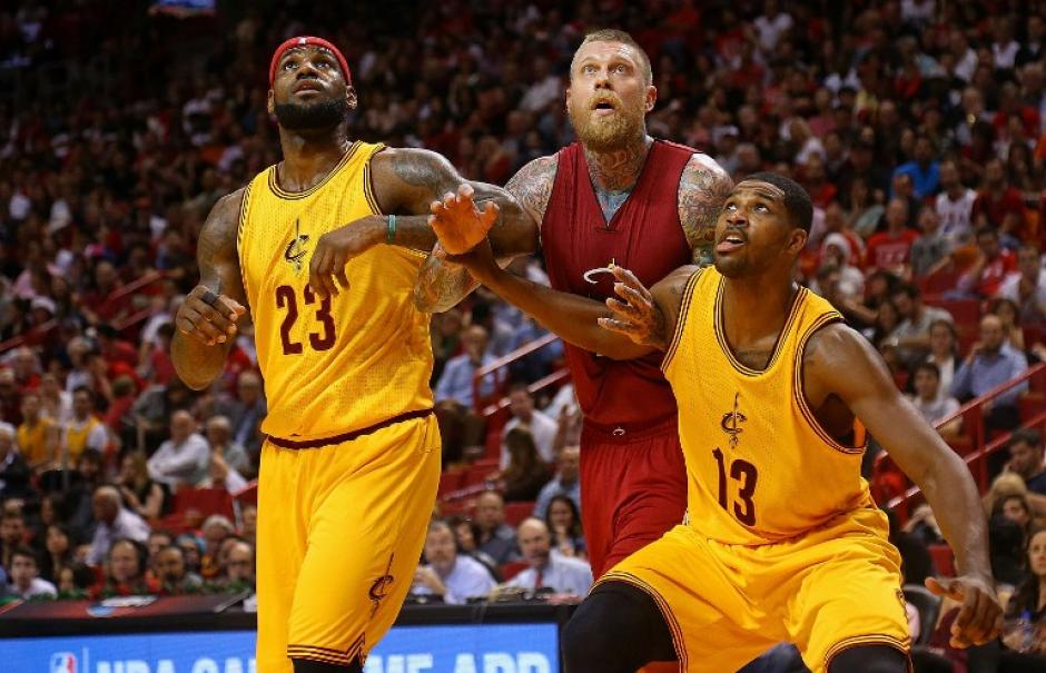 Lebron James y Tristan Thompson de los Caavaliers ante la marca de Chris Andersen de los Heat de Miami. (Foto: AFP)