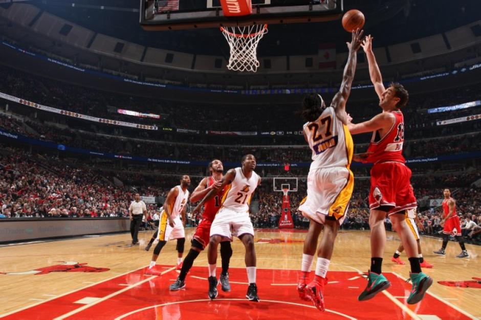 Pau Gasol anotó en reiteradas ocasiones ante su exequipo, los Lakers de Los Ángeles. (Foto: AFP)