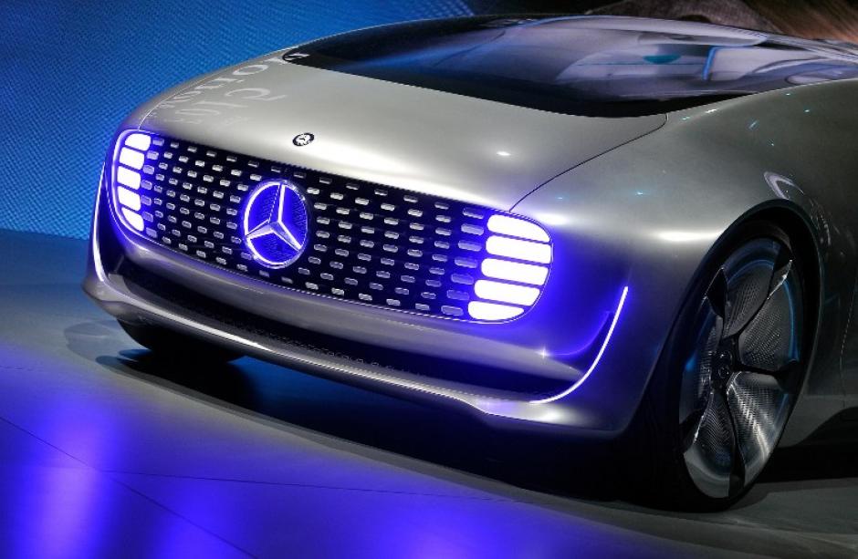 La firma de Stuttgart dio un nuevo paso en la tendencia de los automóviles de conducción autónoma a través del nuevo F 015 Luxury in Motion. (Foto: AFP)