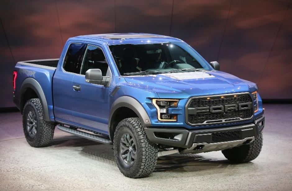 Ford con su F-150 de aluminio se llevó el título de "pick up del año" en la apertura del salón. (Foto: AFP)