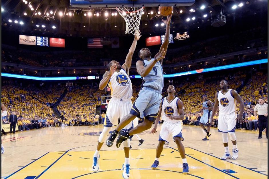 Los Grizzlies empataron la serie ante los Warriors y obligaron a un cuarto juego como mínimo. (Foto: AFP)